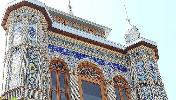 نمایی از معماری سر در باغ ملی ایران