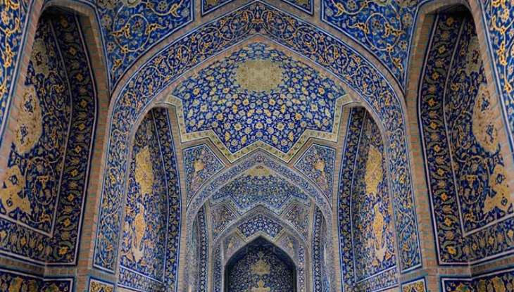 نمای داخلی از معماری مسجد شیخ لطف الله اصفهان 