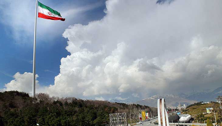 پرچم ایران بر فراز آسمان پارک طالقانی